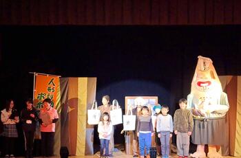 記念品を贈呈する様子