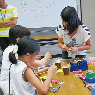 鳥の工作をしている様子
