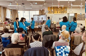 「あずみ苑」の皆さんと踊っています