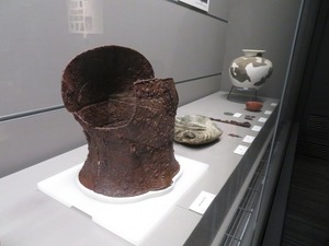 展示の近景、金塚古墳出土の短甲や石枕など