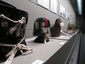 展示の遠景、短甲などが並ぶ