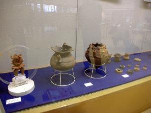 アビスタでの展示の様子、我孫子市から出展した下ヶ戸貝塚出土の土偶や土器が並ぶ
