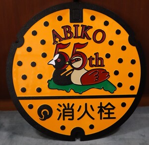 鳥のオオバンとカモがデザインされたオレンジ色の消火栓用の鉄の蓋