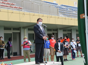 開会式で挨拶する星野市長