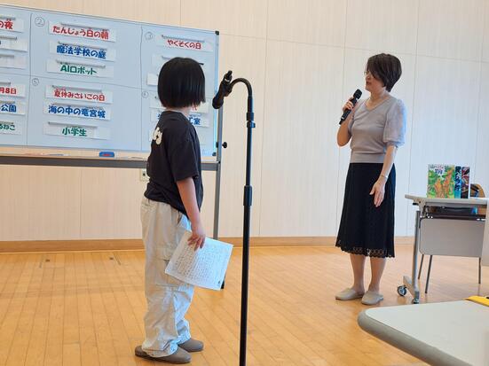 1班代表者が講評をいただいている様子