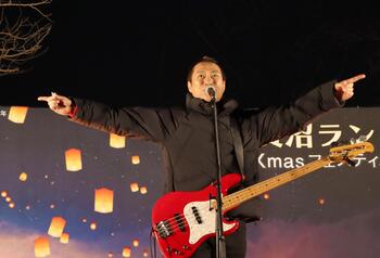 両腕を広げて観客を盛り上げるはなわさん