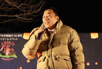 観客へトークを披露する笑顔の塙さん