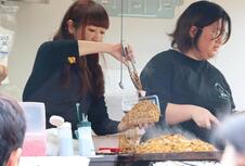 焼きそばを作る女性たち