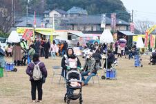 キッチンカーが並ぶ会場の様子