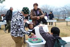 ランタンに絵を描く男の子と家族