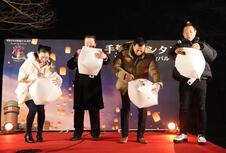 ランタンにメッセージを書く塙さんや星野市長たち