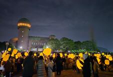 全員で一斉に明かりを灯した様子