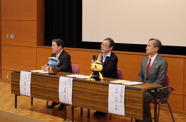 記者からの質問に答える様子