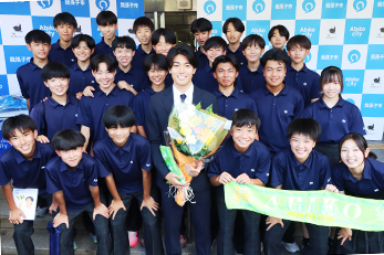 我孫子中学校の児童と中村選手の集合写真