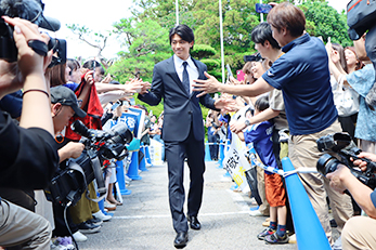 市民から歓迎され笑顔で対応する中村選手