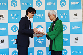 鈴木会長からふるさと産品を贈呈された中村選手