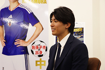 市長に結果を報告する中村選手