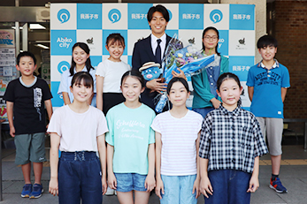 高野山小学校の児童と中村選手の集合写真