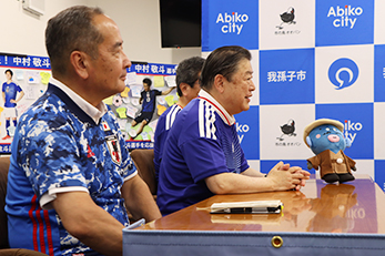 中村選手に挨拶をする市長