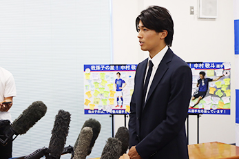 囲み取材に答える中村敬斗選手