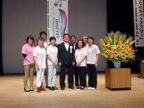 健康都市連合日本支部大会に出席した市長と健康づくり推進員の写真