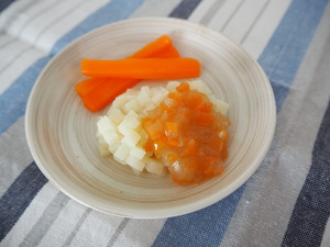 教室で参加者（保護者と乳児）に配布する試食