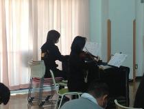 ピアノとバイオリンを弾いているボランティアの写真