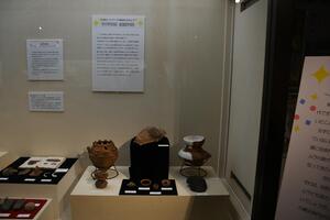 下ヶ戸貝塚の展示風景、注口土器や耳飾など