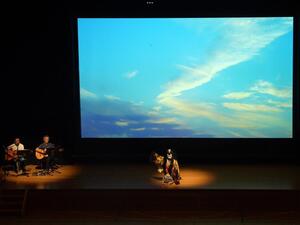 若月仙之助さんの舞と、トッシー＆音楽仲間による音楽、映像のコラボレーションの様子