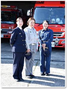 我孫子市消防本部の前で女性消防吏員根本さん、今井さん、山岸さん
