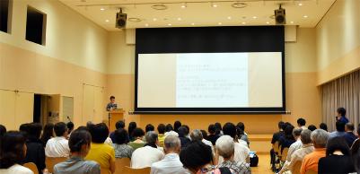 2019年6月30日我孫子市男女共同参画講演会、参加者の質問に答える講師の山田メユミさん
